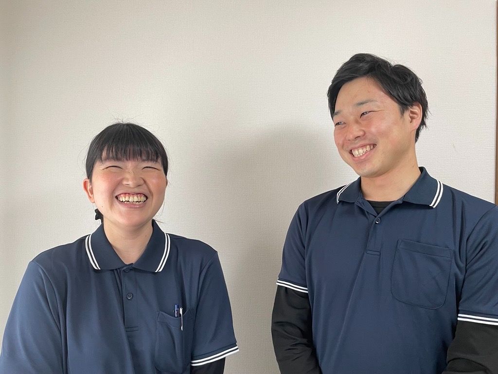笑顔で話す、まるっとけあの女性スタッフと男性スタッフ